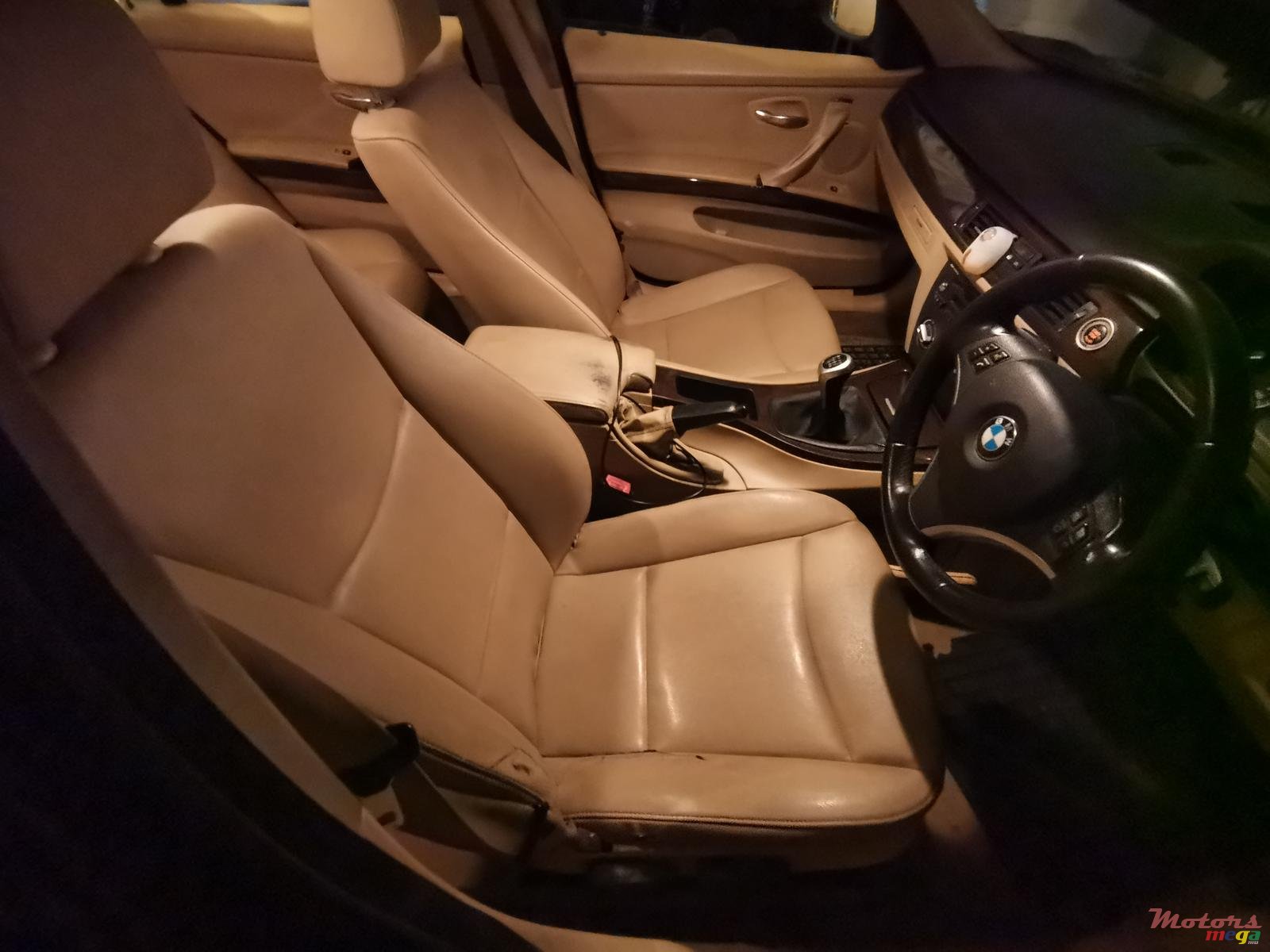 2010' BMW 3 Series 320i photo #4