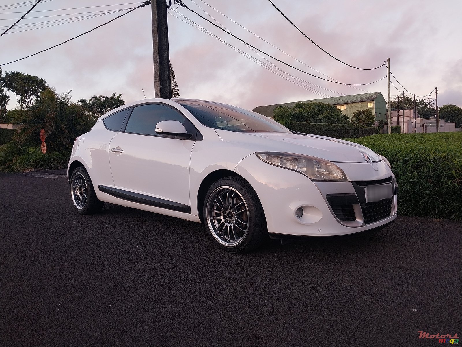 2009' Renault Megane RS photo #1
