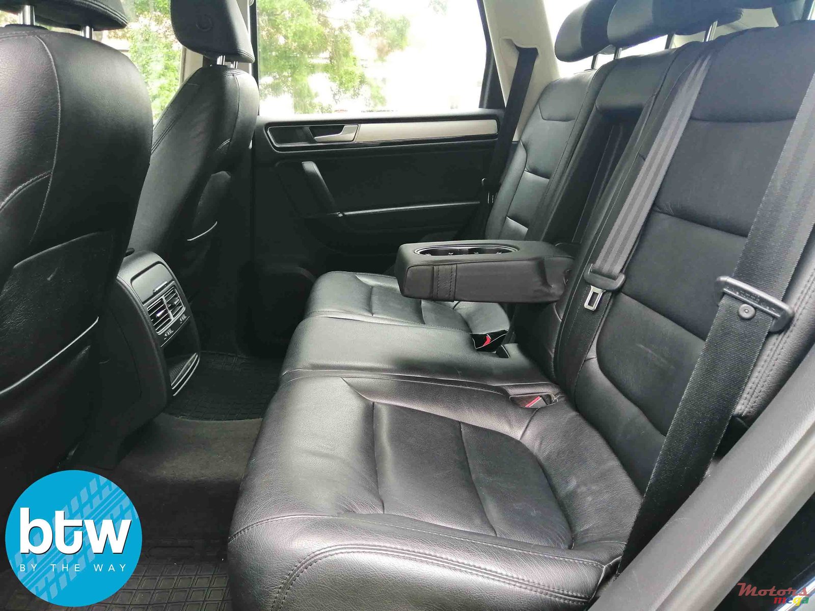 2014' Volkswagen Touareg AWD - V6 photo #3