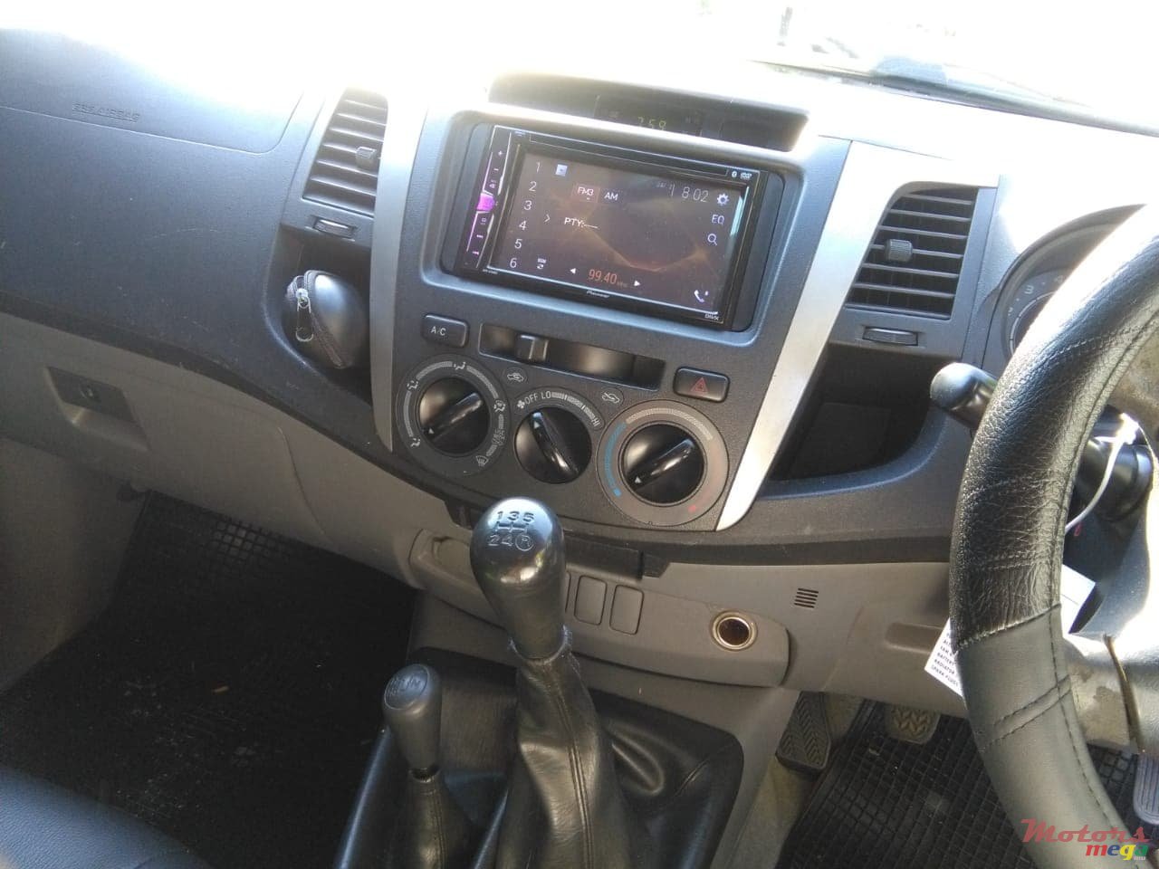 2011' Toyota Hilux photo #5