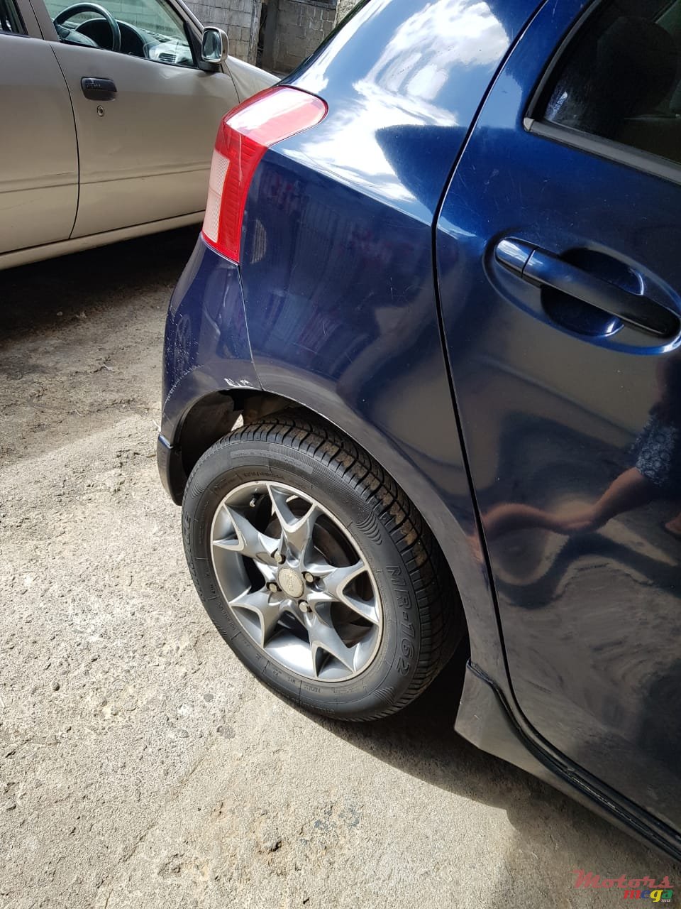 2005' Toyota Vitz photo #2