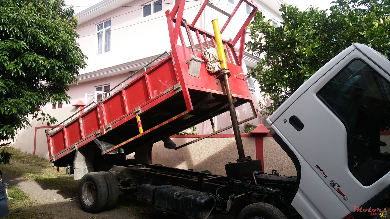 2002' Isuzu ELF truck photo #3