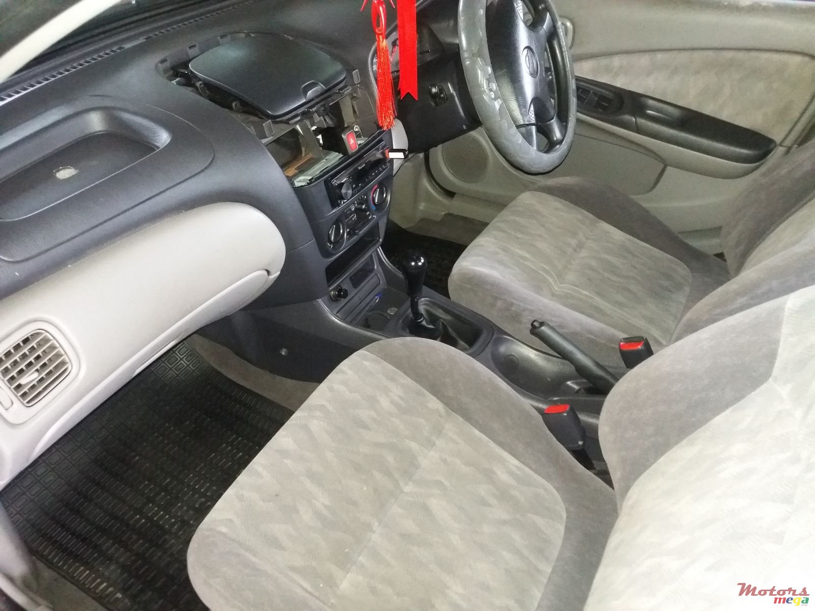 2001' Nissan Almera photo #2