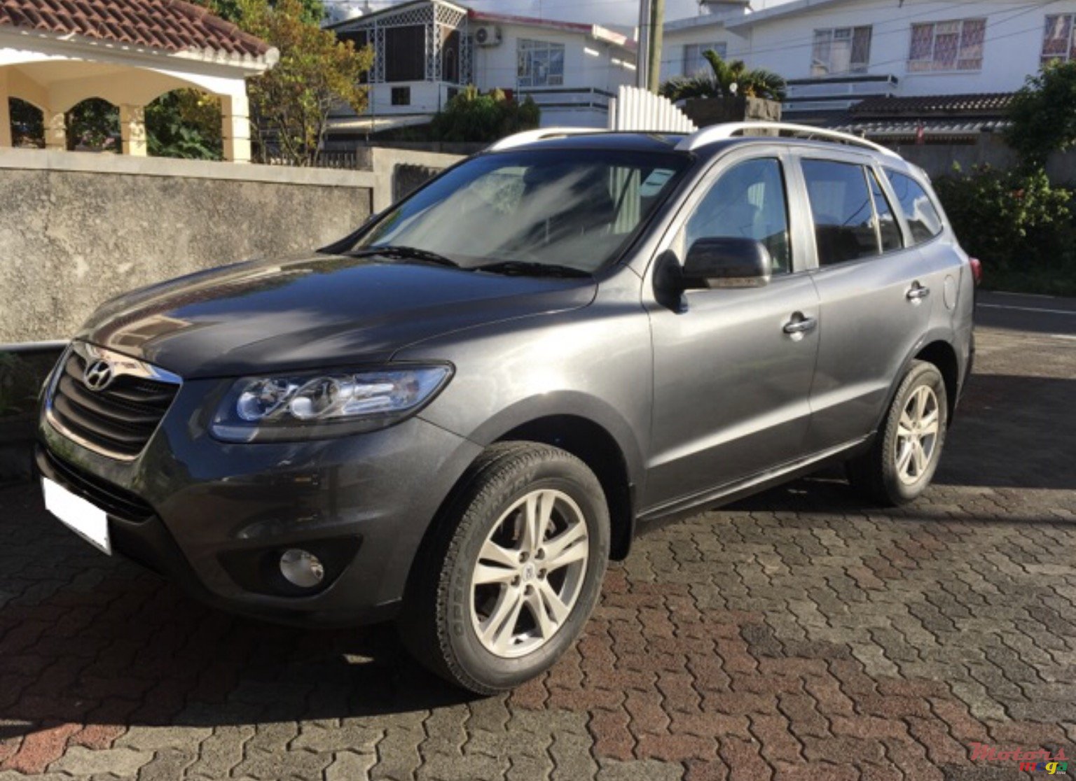 2010' Hyundai Santa Fe photo #2