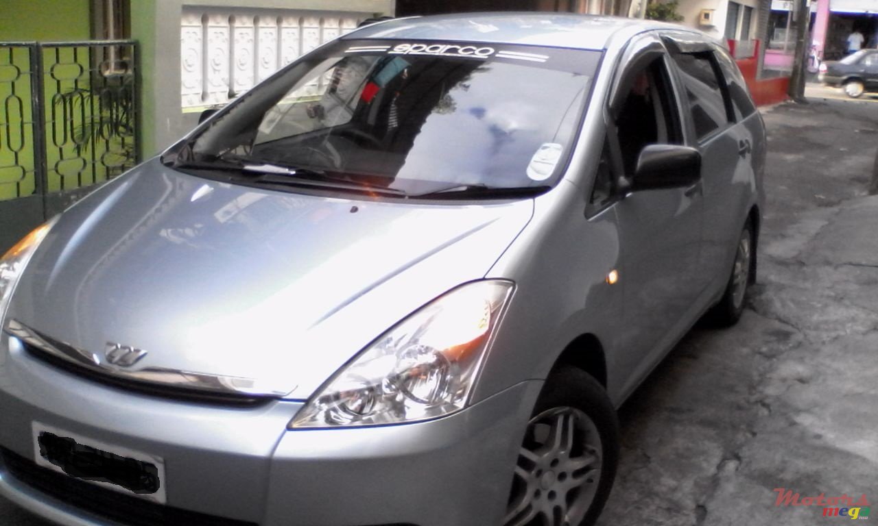 2005' Toyota Wish photo #1