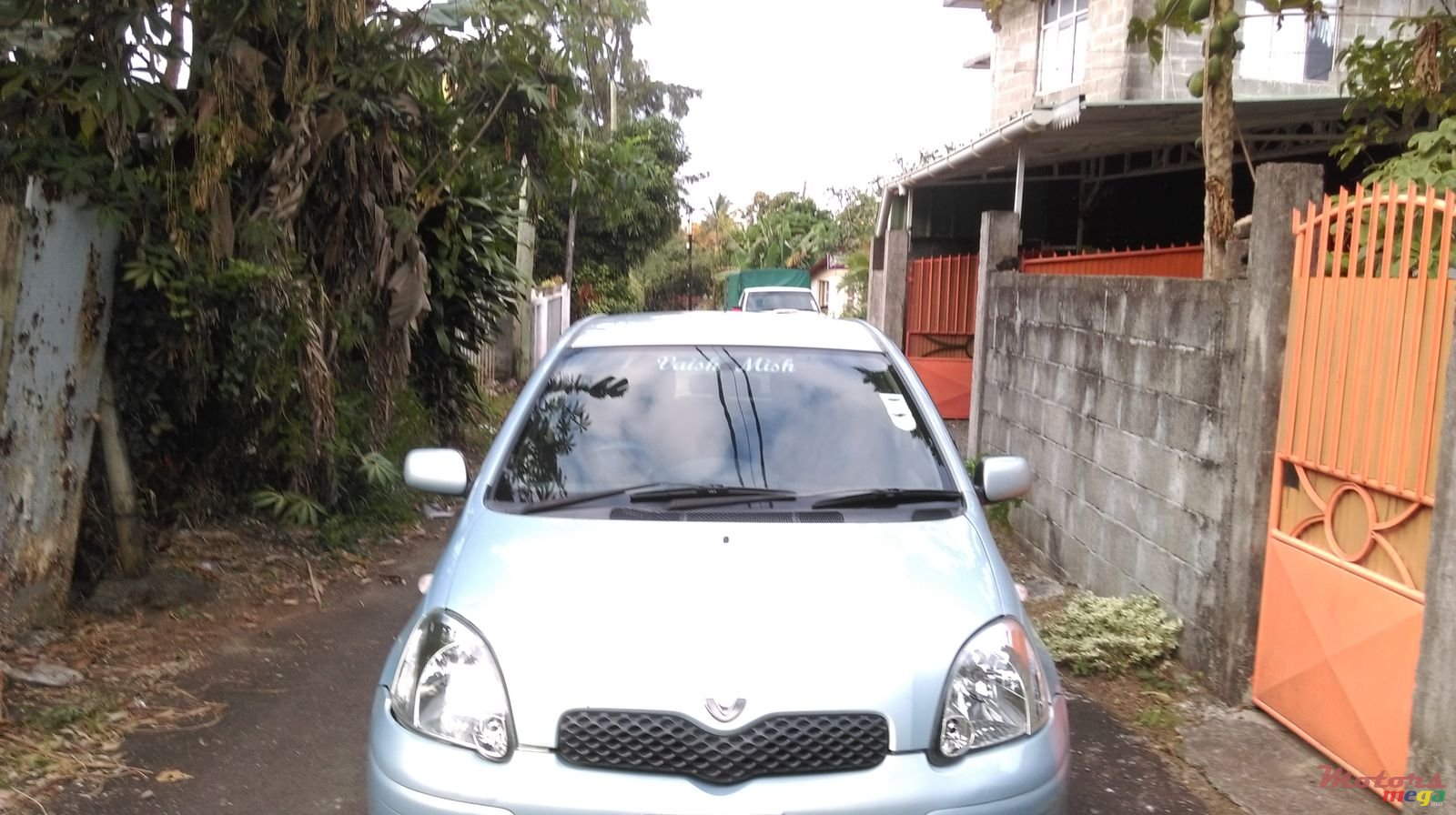 2004' Toyota Vitz photo #1