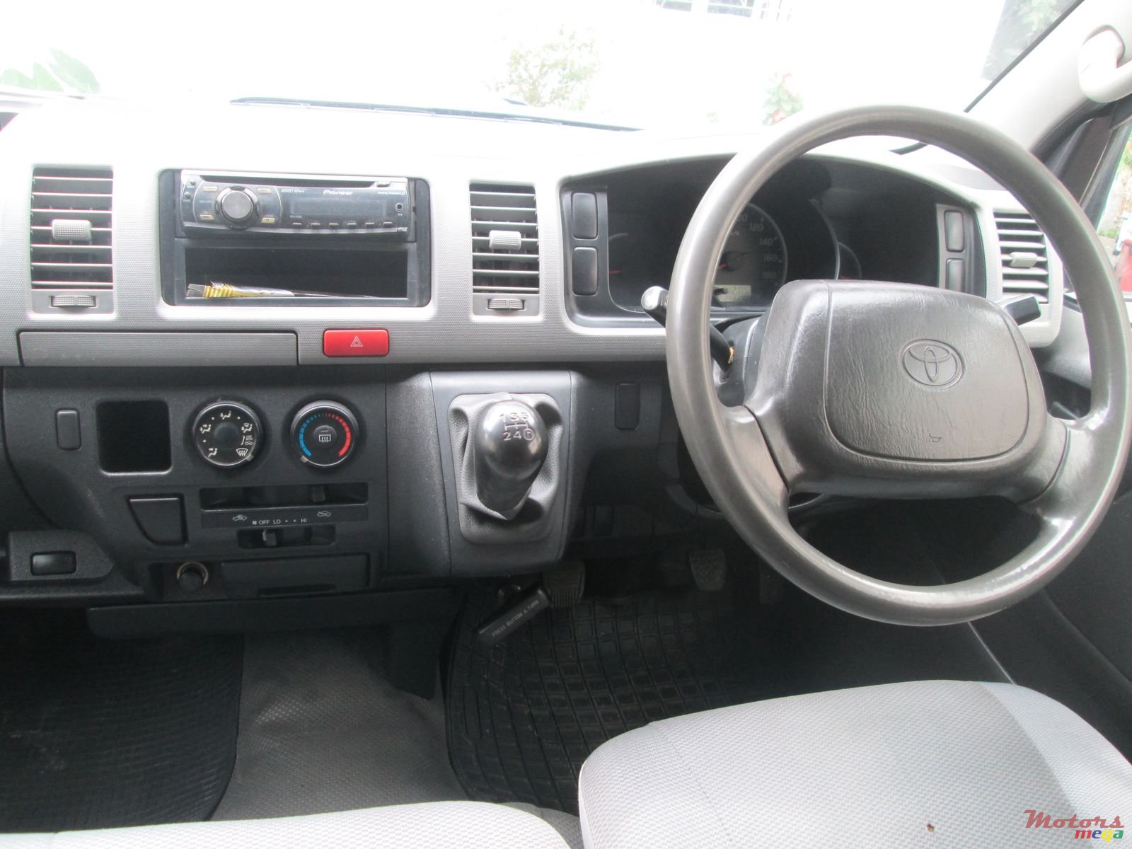 2009' Toyota Hiace photo #5