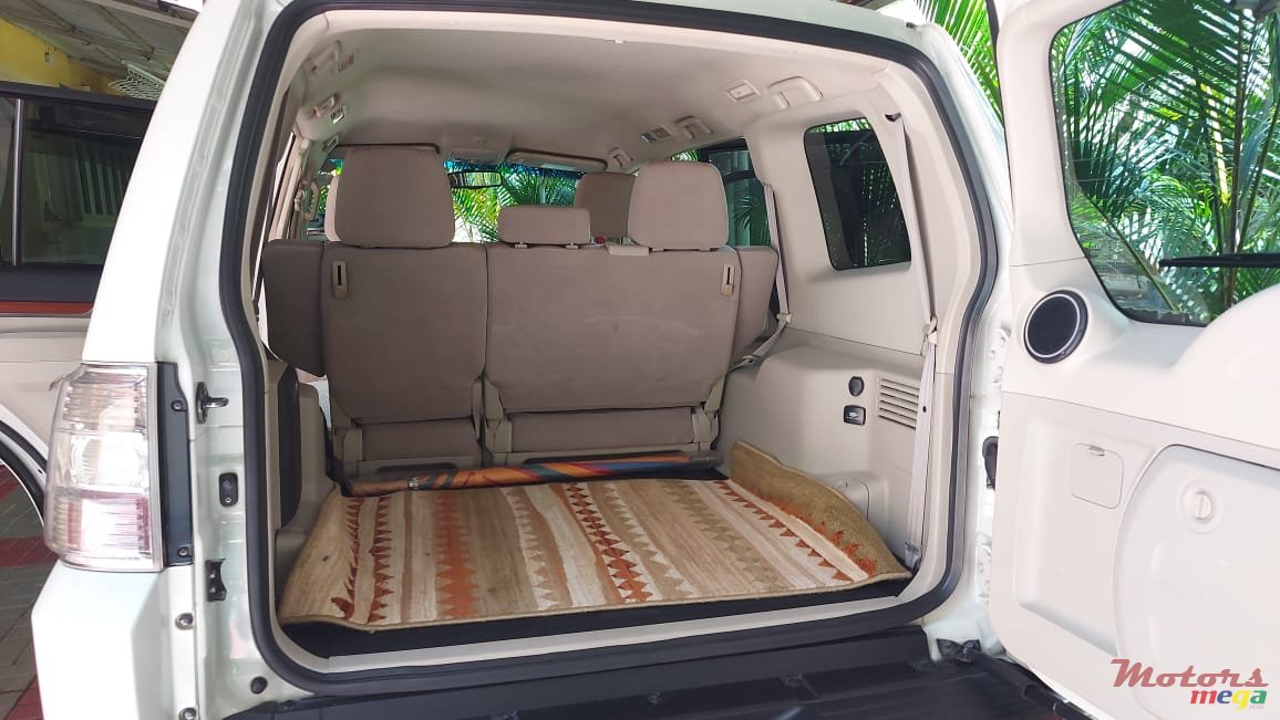2007' Mitsubishi Pajero photo #5