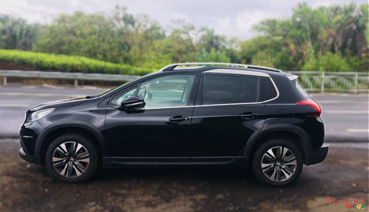 2020' Peugeot 2008 photo #2