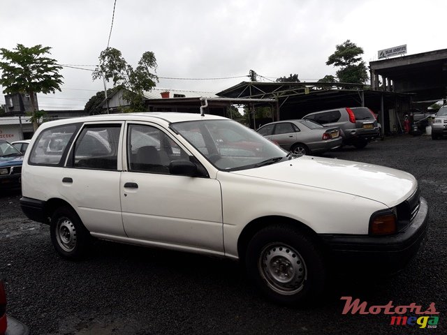 1992' Nissan Sunny photo #2