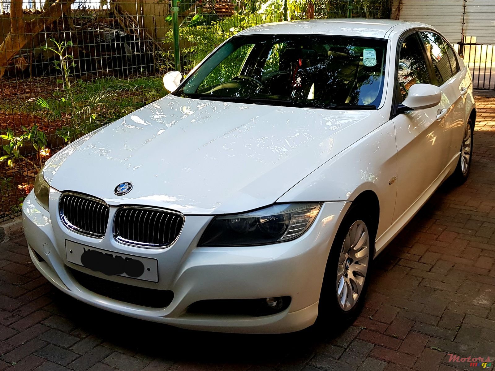 2011' BMW 320 Facelift model photo #2