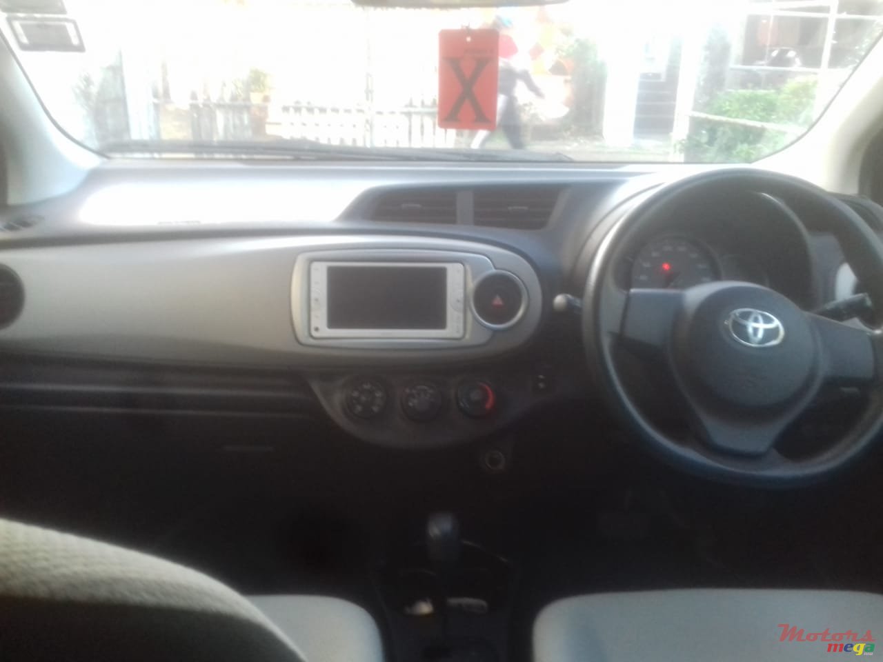 2013' Toyota Vitz photo #1