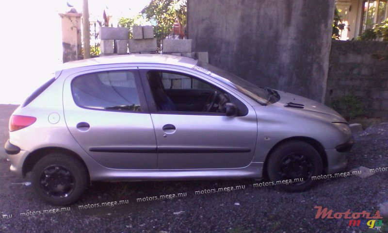 2001' Peugeot photo #2
