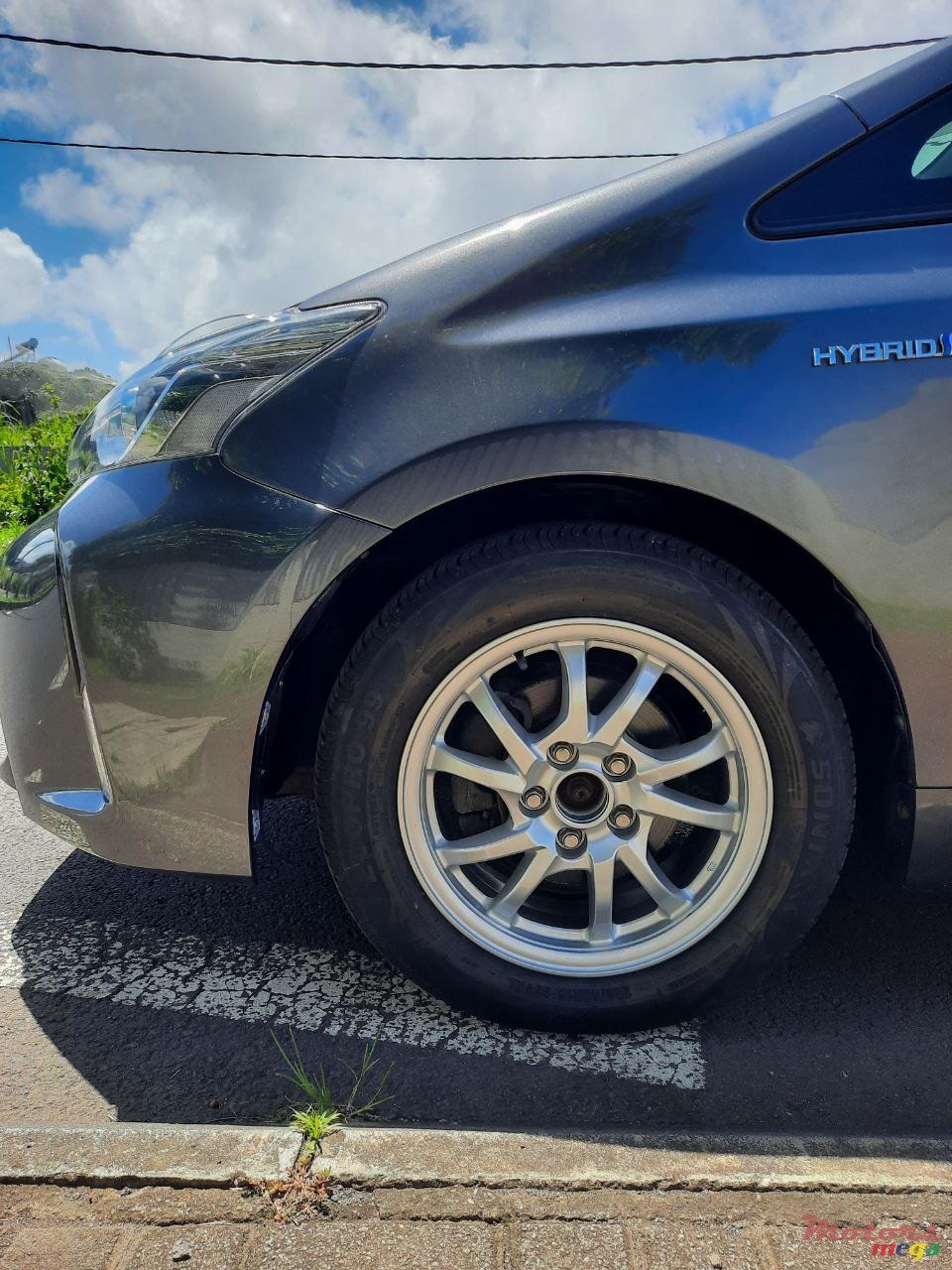 2017' Toyota Prius+ This is a Prius Alpha hybrid photo #6