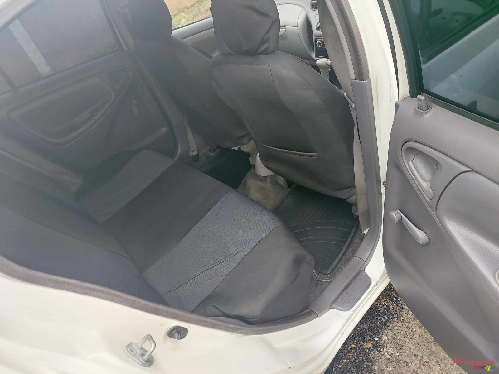 2002' Toyota Platz SCP92 photo #6