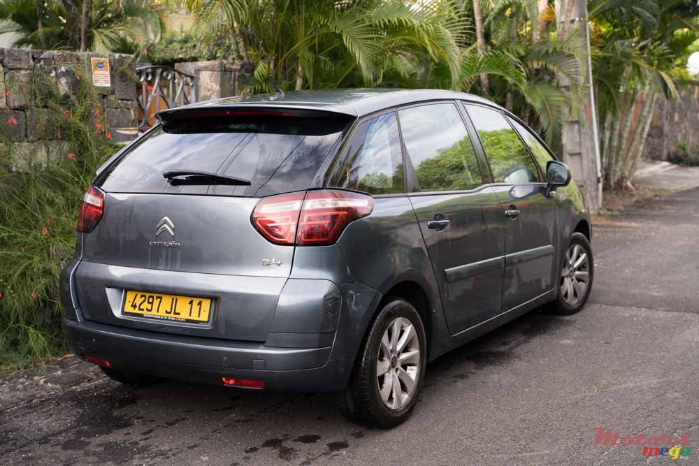 2011' Citroen C4 Picasso photo #1
