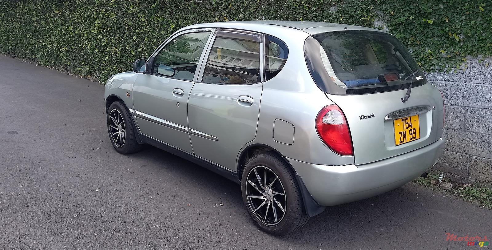 1999' Toyota Duet Hatchback photo #3