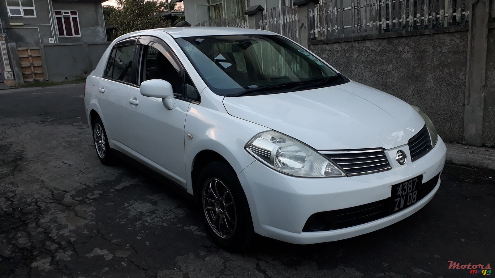 2008' Nissan Tiida photo #1