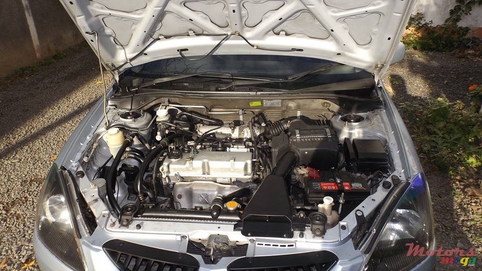 2004' Mitsubishi Lancer GLX photo #7