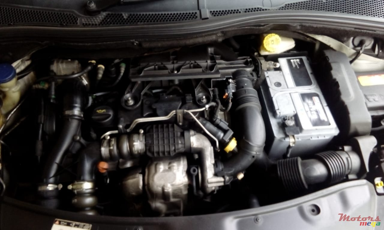 2013' Peugeot 208 photo #2