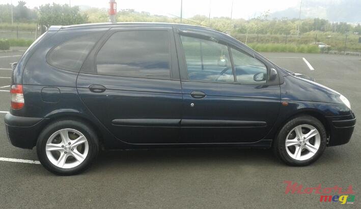 2001' Renault Megane Scenic photo #1