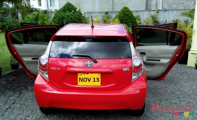 2013' Toyota Prius c photo #3