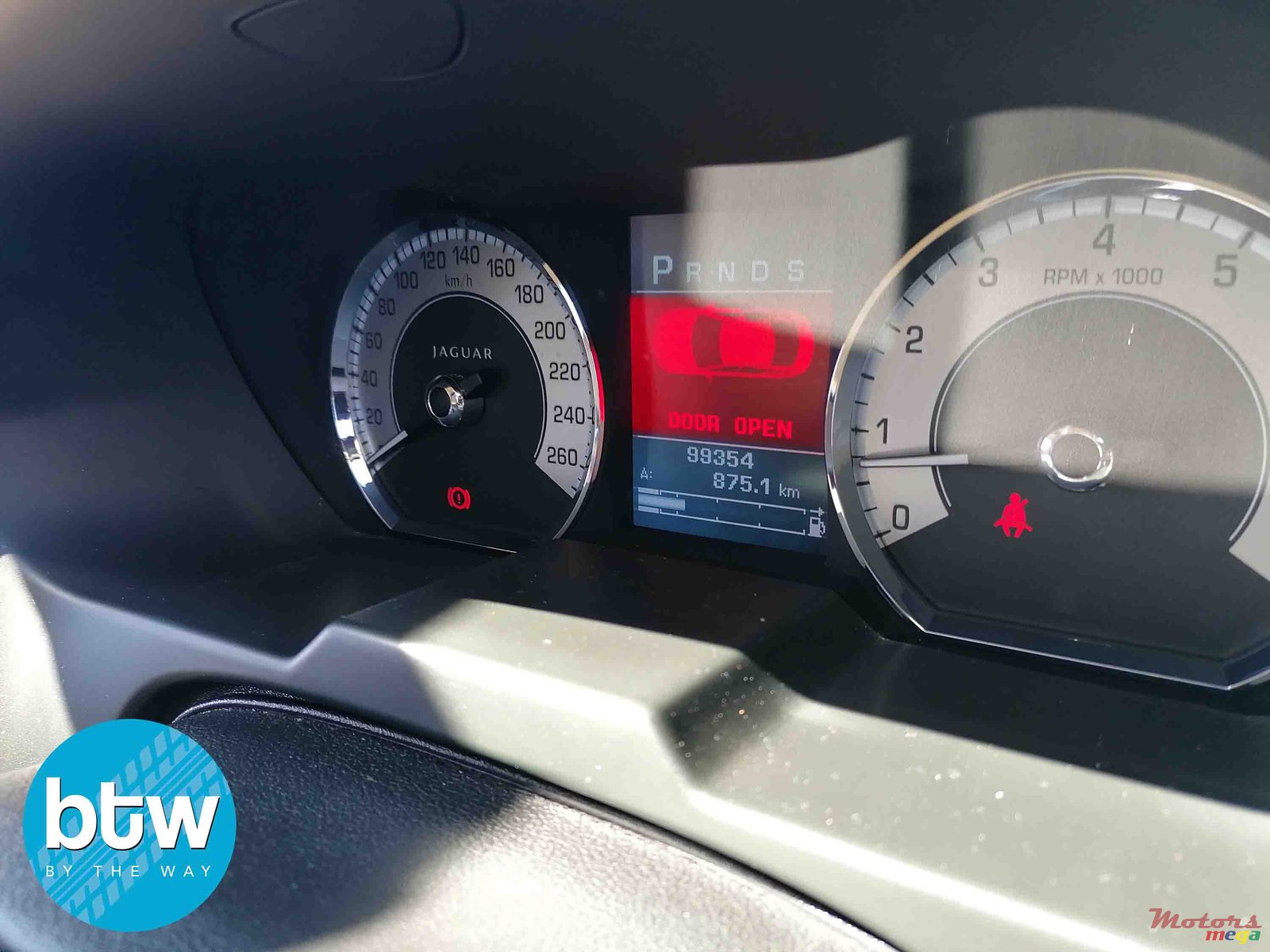 2010' Jaguar XF photo #7