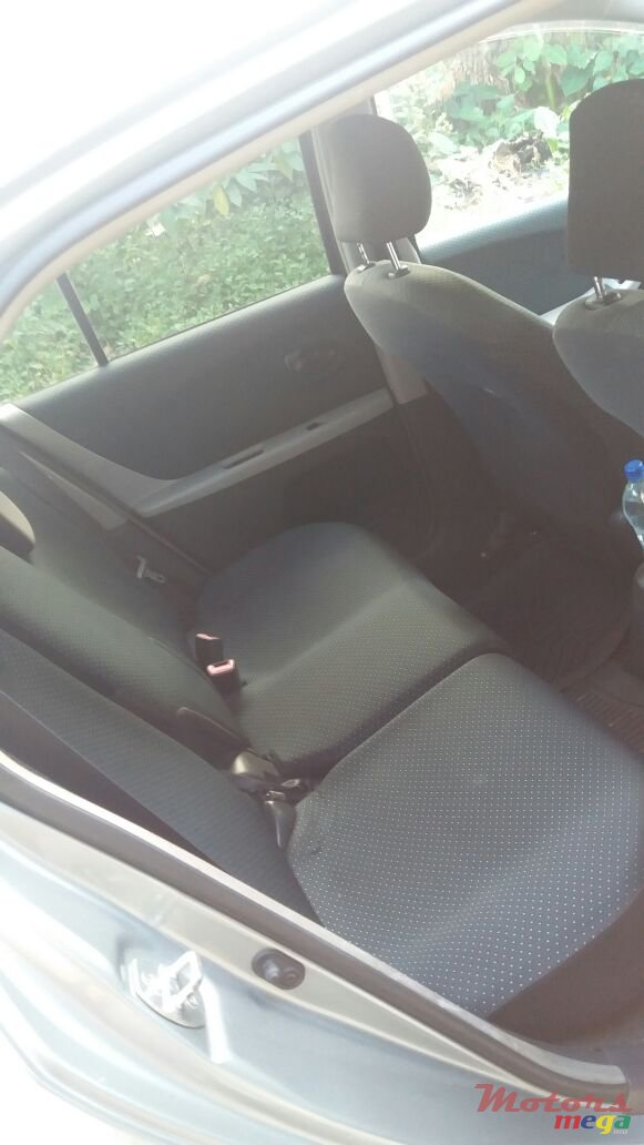 2007' Toyota Vitz photo #5