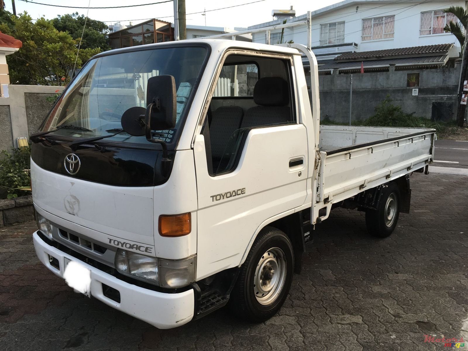 2000' Toyota photo #2