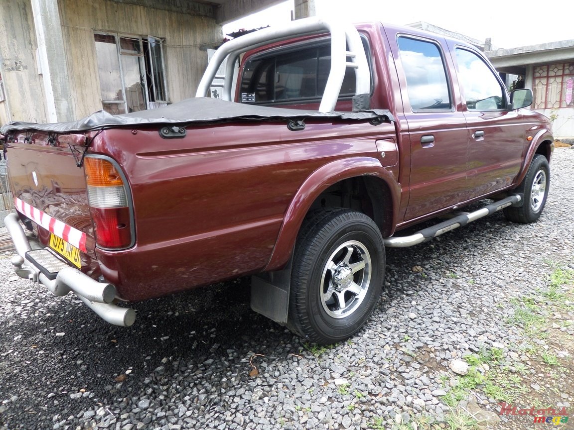 2001' Mazda B2500 photo #2