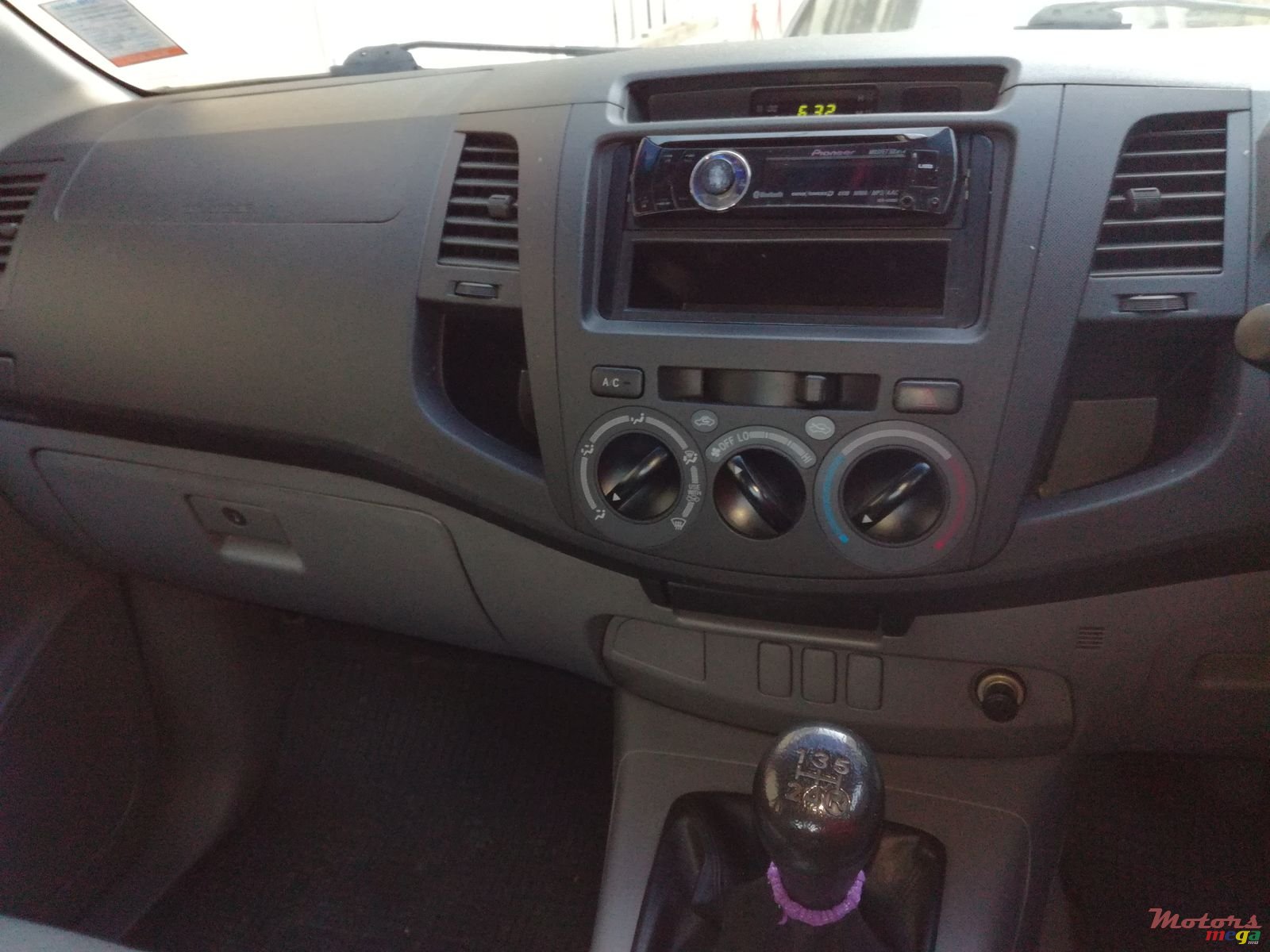 2010' Toyota Hilux photo #3