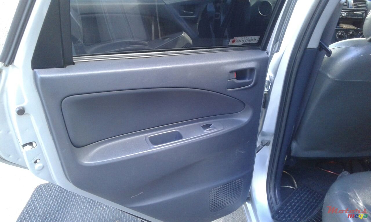 2004' Mitsubishi photo #6