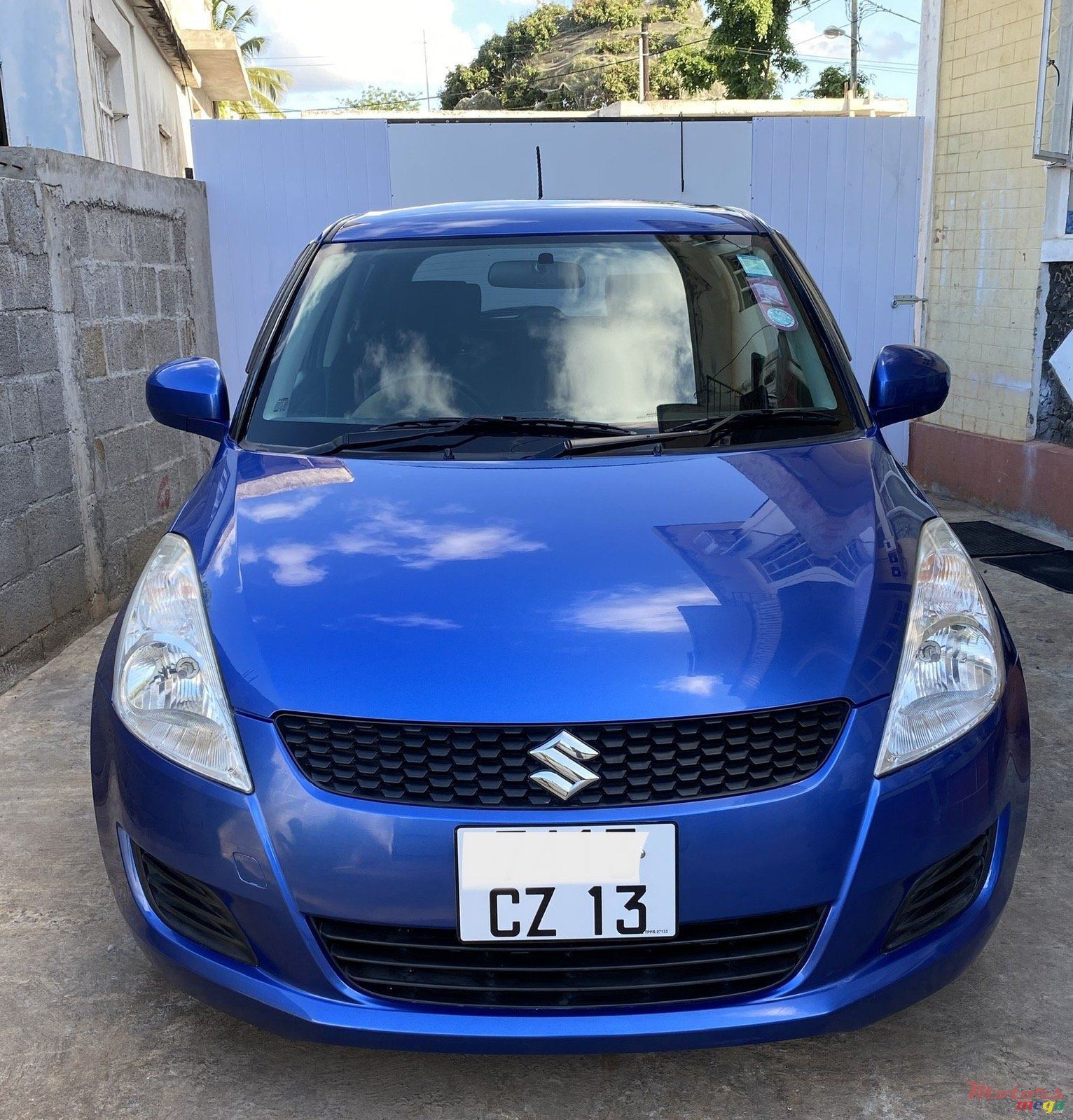 2013' Suzuki Swift Auto photo #1