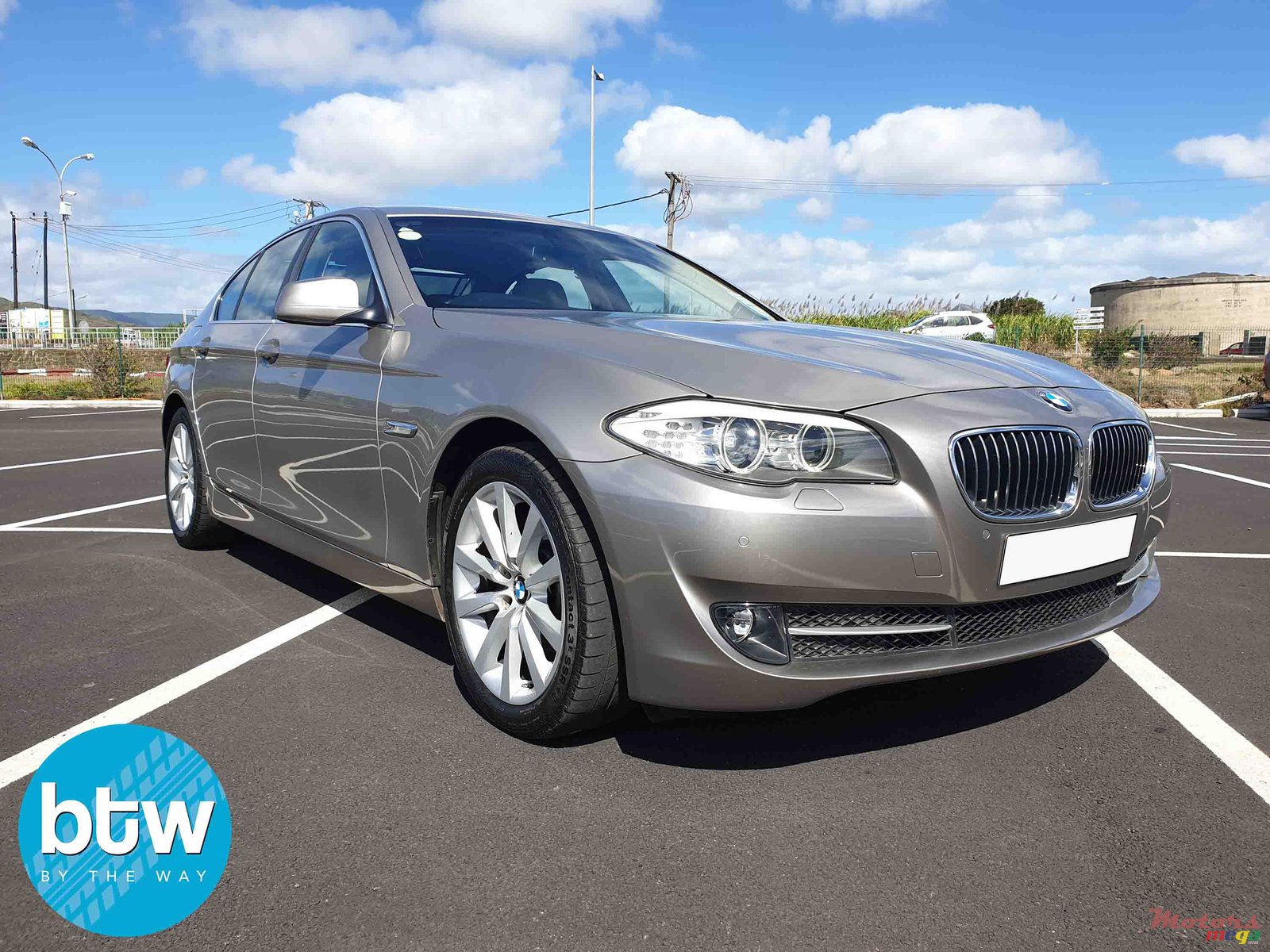 2010' BMW 5 Series 528i photo #1