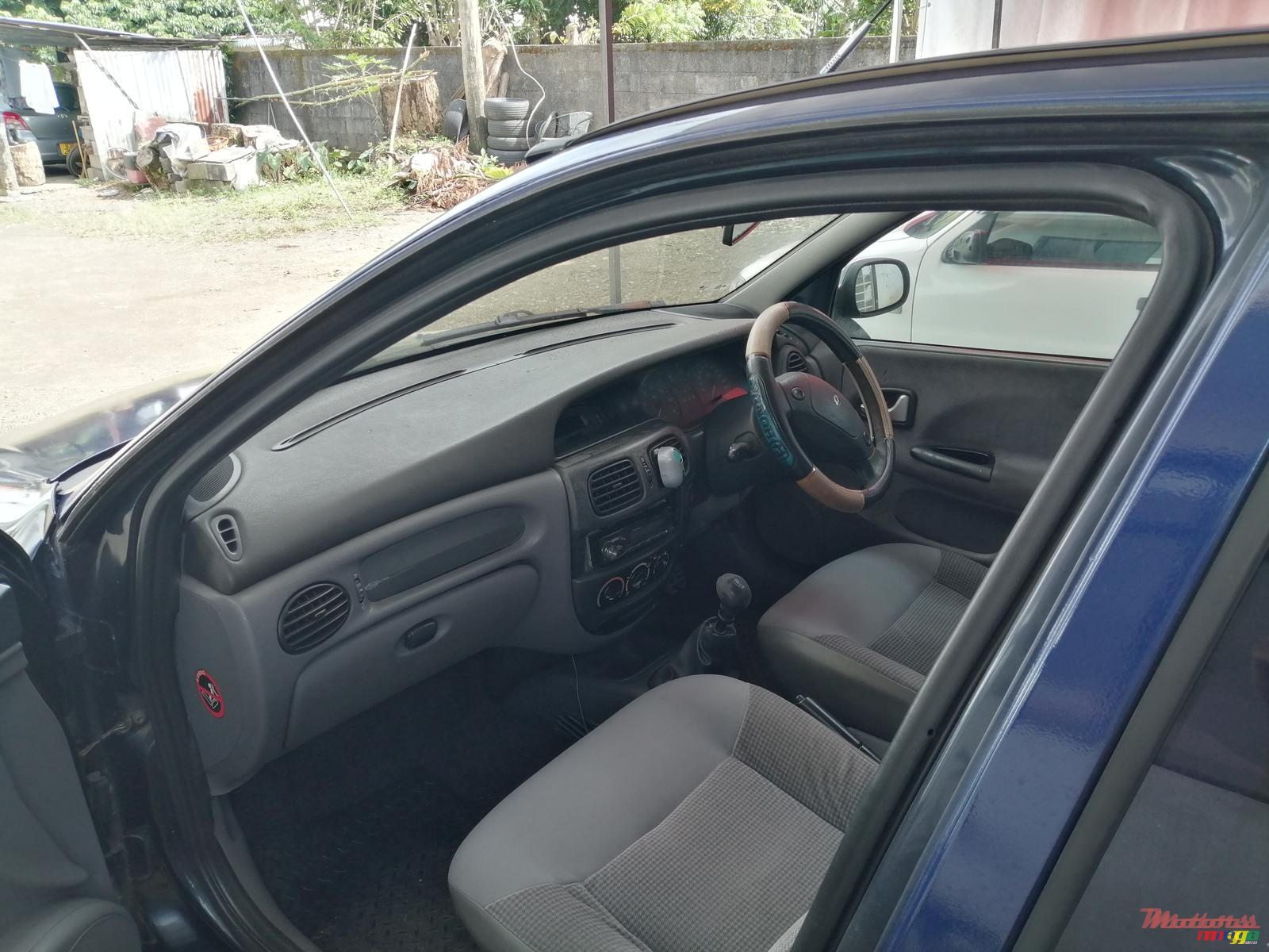 2001' Renault Megane photo #1