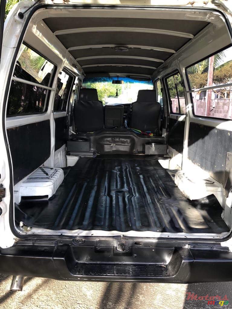 2001' Nissan photo #2