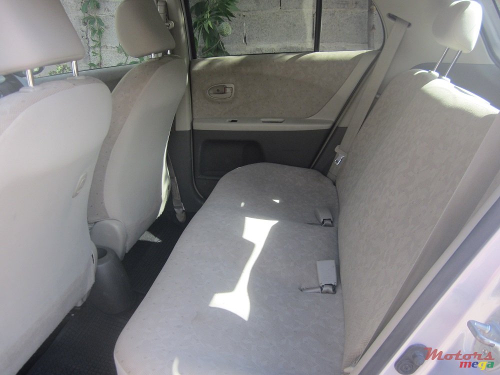 2009' Toyota Vitz photo #4