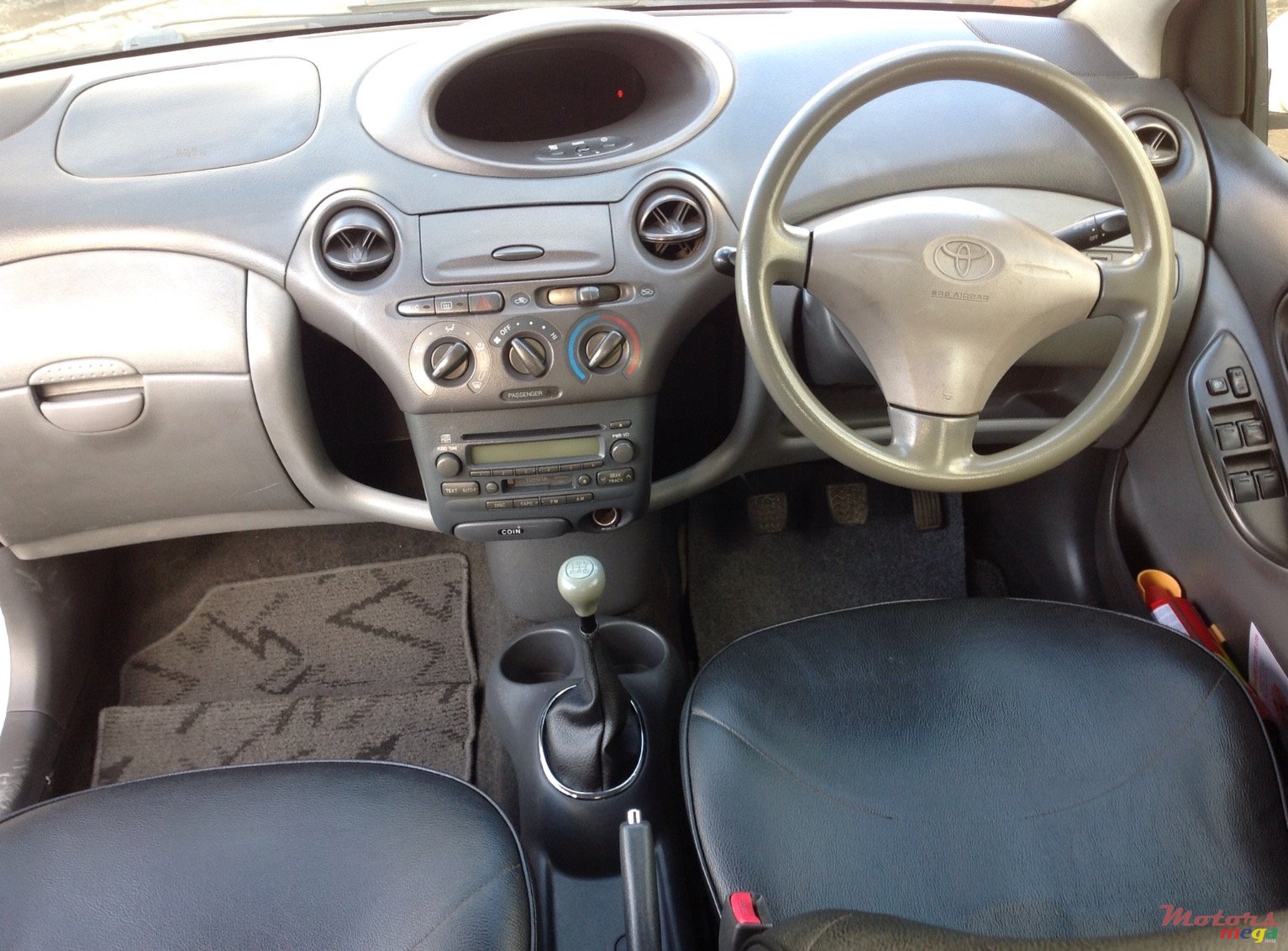 2002' Toyota Vitz photo #2