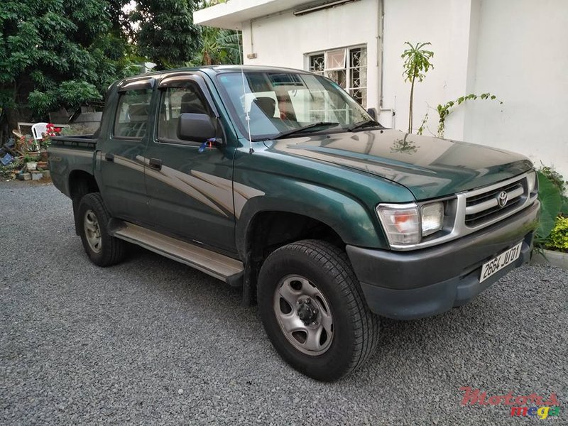 2001' Toyota Hilux photo #2