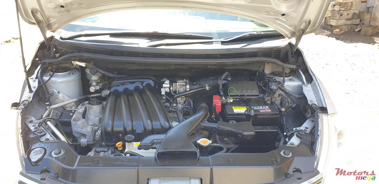 2011' Nissan Tiida photo #5