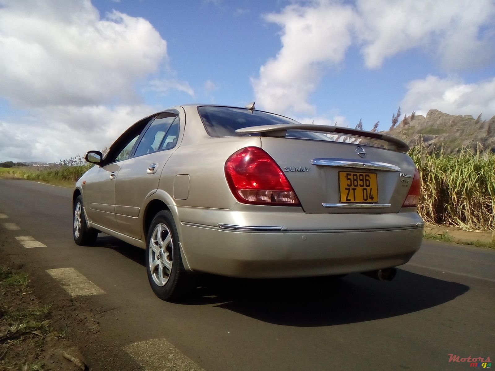 2004' Nissan Sunny photo #2