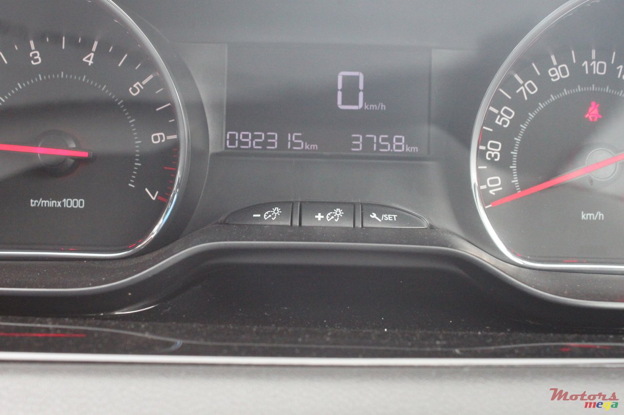 2013' Peugeot 208 photo #1