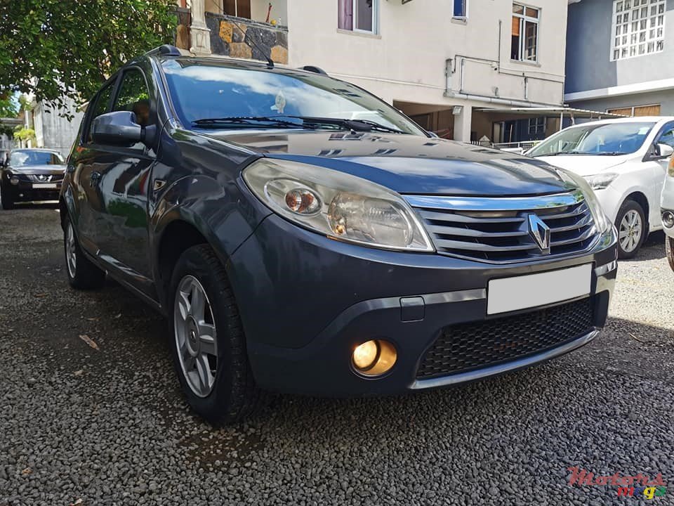 2009' Renault Sandero photo #2