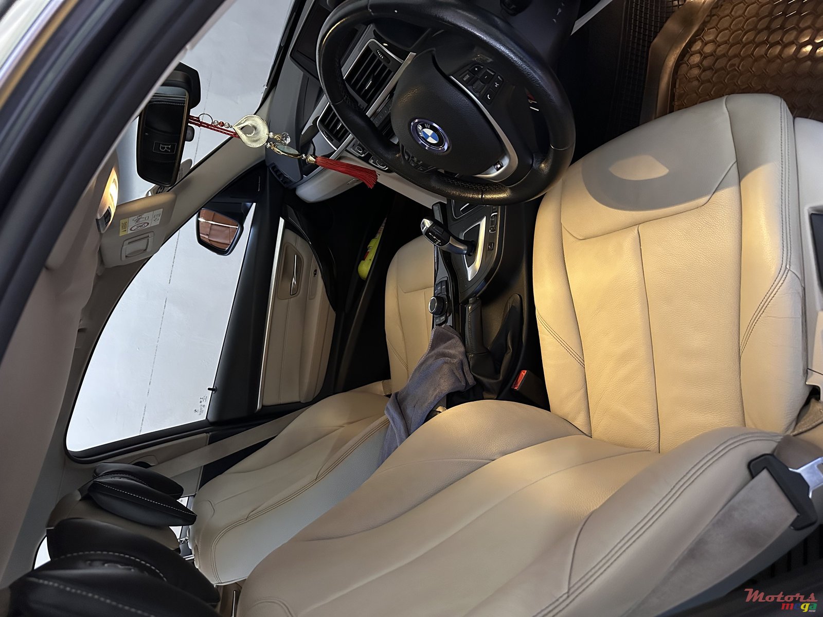 2018' BMW 3 Series Sedan Luxury Model photo #2