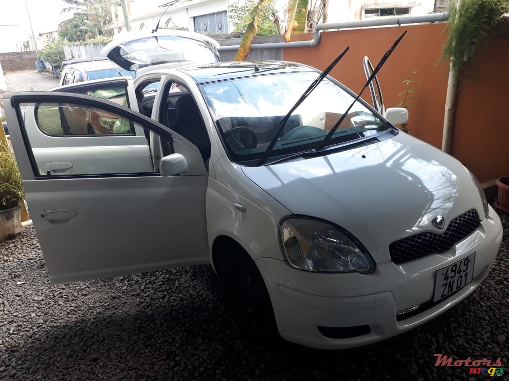 2001' Toyota Vitz photo #2