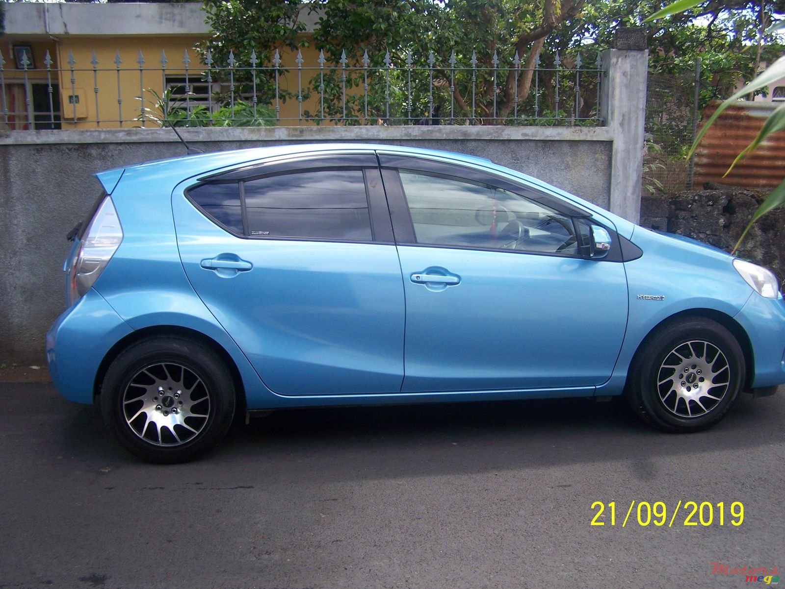 2012' Toyota Aqua photo #2