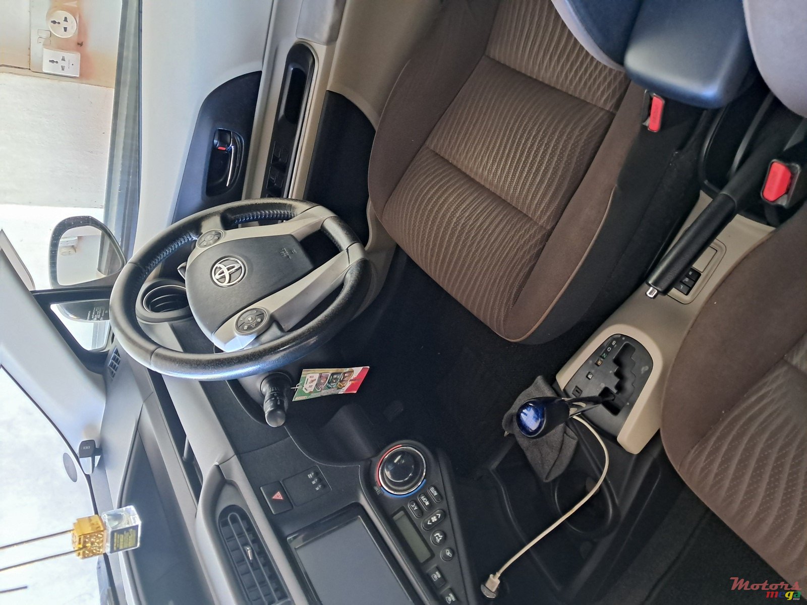 2013' Toyota Aqua None photo #2