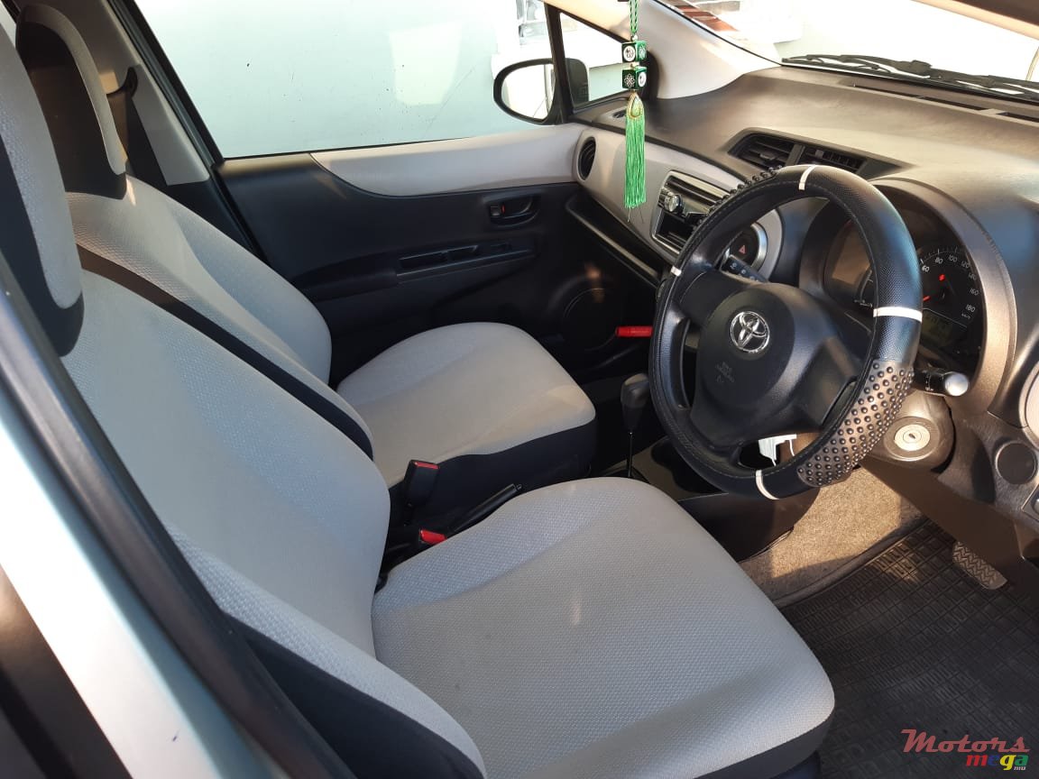 2011' Toyota Vitz Original photo #2