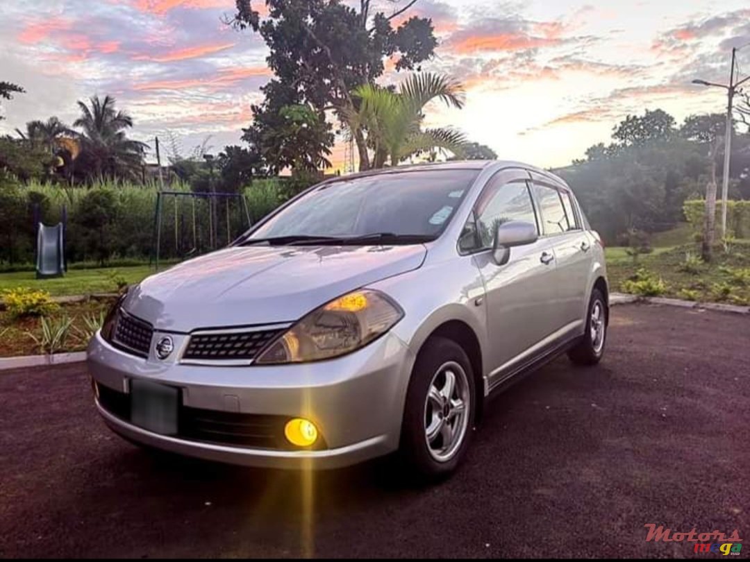 2005' Nissan Tiida photo #1