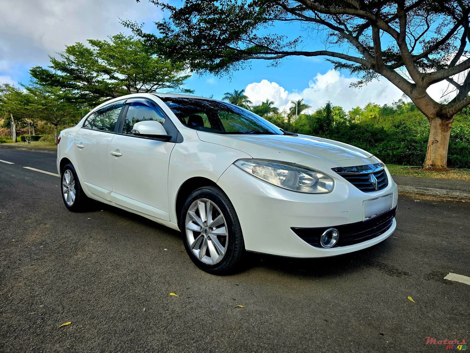 2014' Renault Fluence photo #1